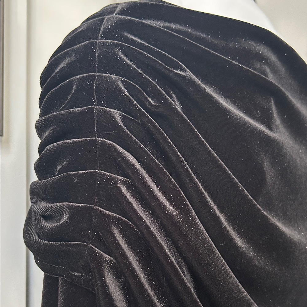 Chic Black Velvet Off-Shoulder Blouse - Picture 9 of 15